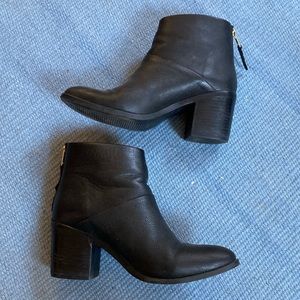 Nisolo Dari Commuter Boot in Black/Black